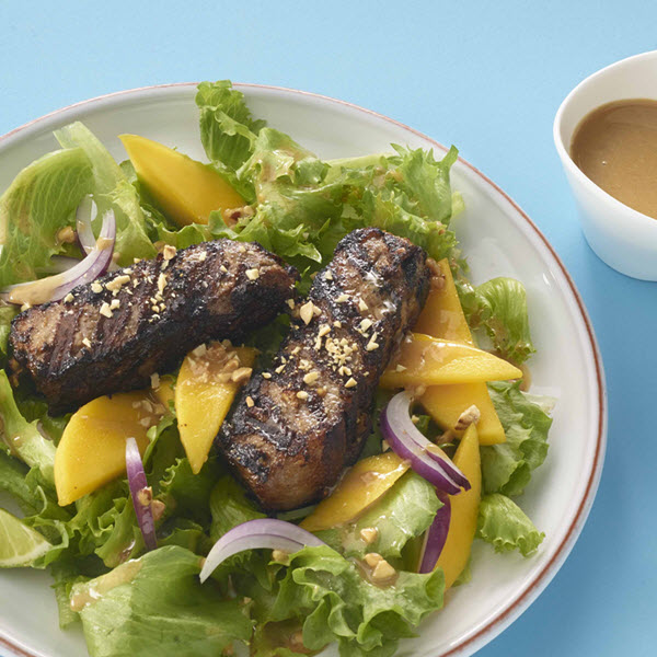 Salade au boeuf et à la mangue avec vinaigrette au beurre de cacahuètes SKIPPY®